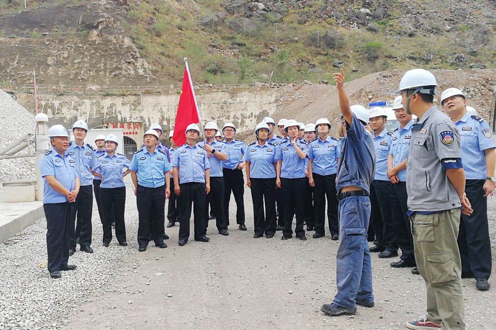 1623231070139552.jpg 現(xiàn)場(chǎng)介紹堰塞體和高邊坡2.jpg