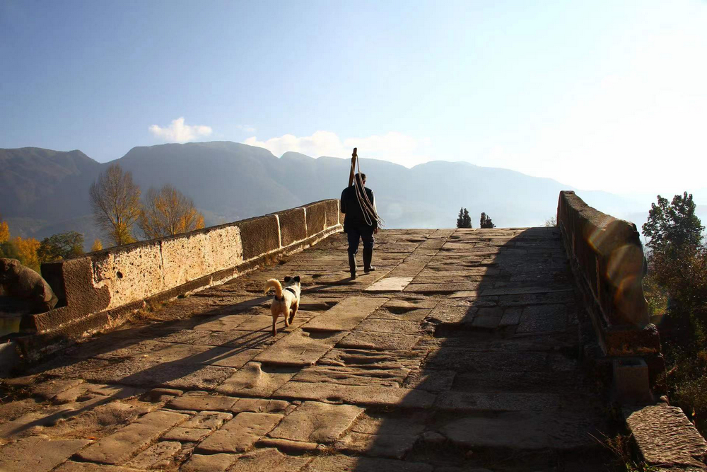 1640224283275747.jpg 照片《山里的人》1-冷玥 爨玉公司.jpg