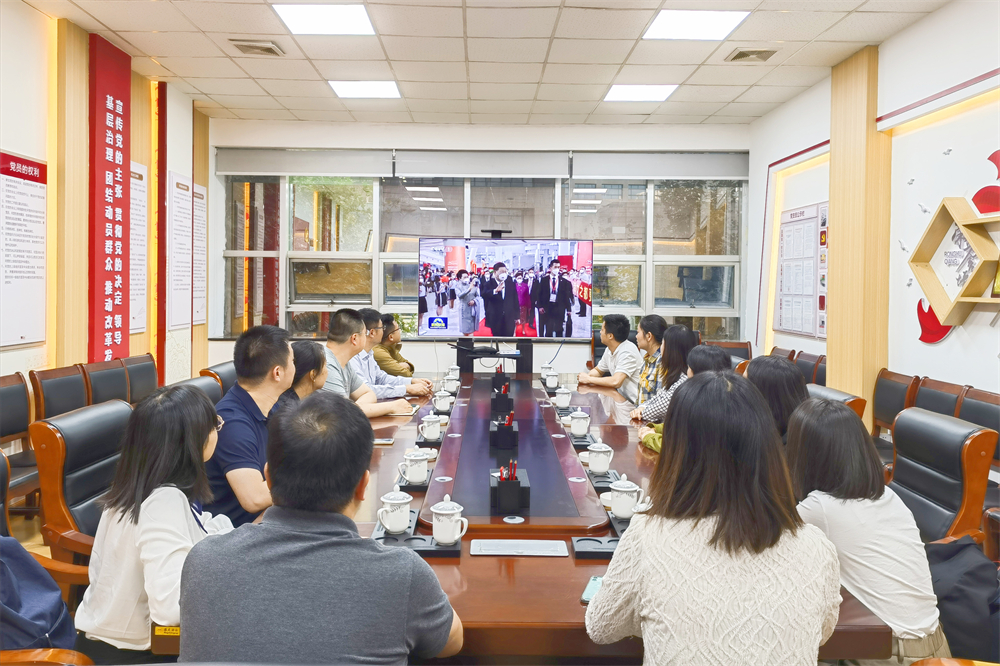 1658214230128854.jpg 水投公司直屬支部組織收看新聞聯(lián)播1_副本.jpg